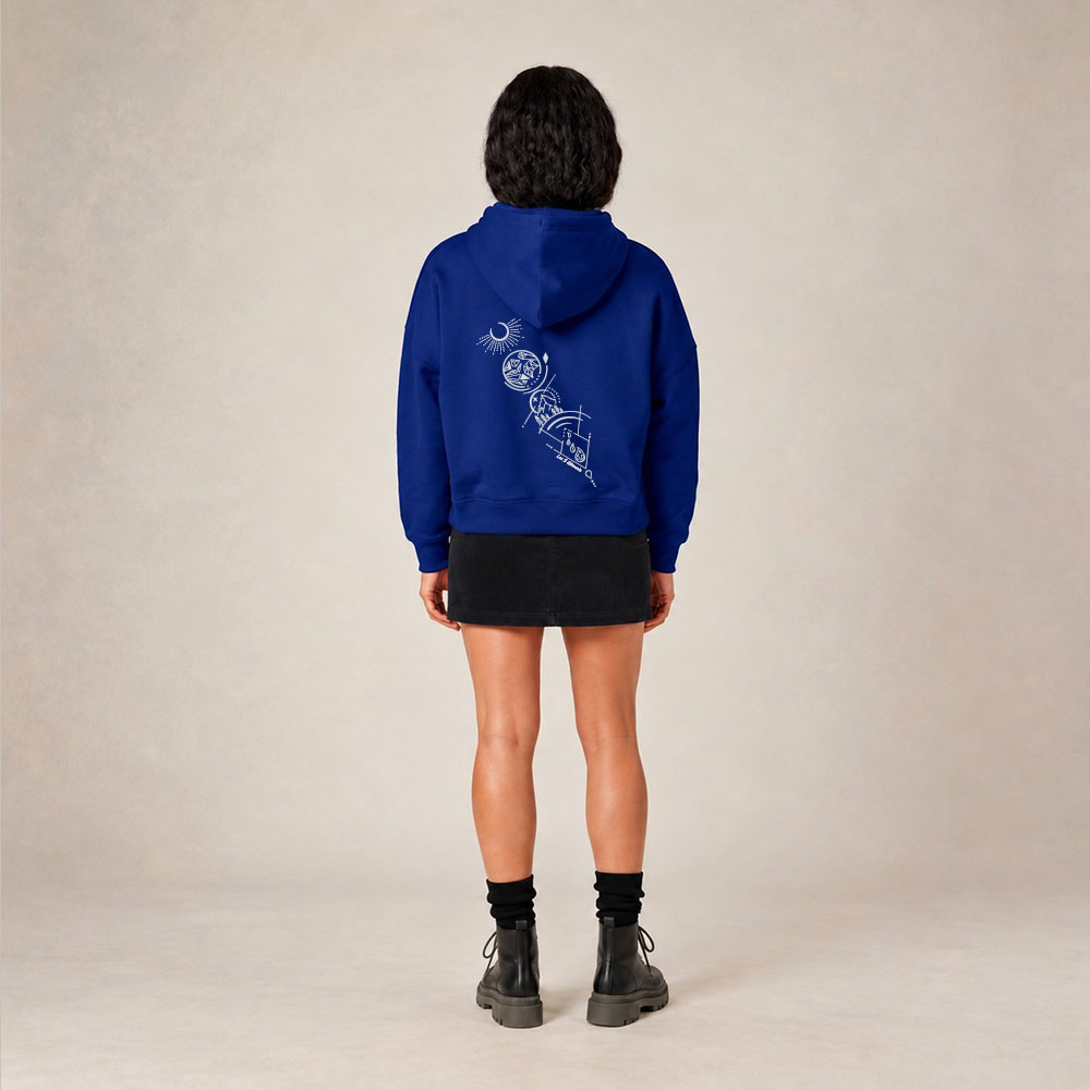 Sweat avec capuche femme en coton biologique de couleur bleu roi avec un dessin dans le dos représentant les cinq éléments. La sérigraphie est de couleur argenté. Vue de dos.