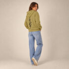 Sweat femme à capuche en coton biologique couleur olive avec le dessin de chaque élément de la nature, la sérigraphie est de couleur noir. Vue de dos.