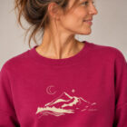 Sweat femme en coton biologique de couleur framboise avec le dessin d'une montagne et écrit silence, la sérigraphie est de couleur beige. Zoom sur le sweat.