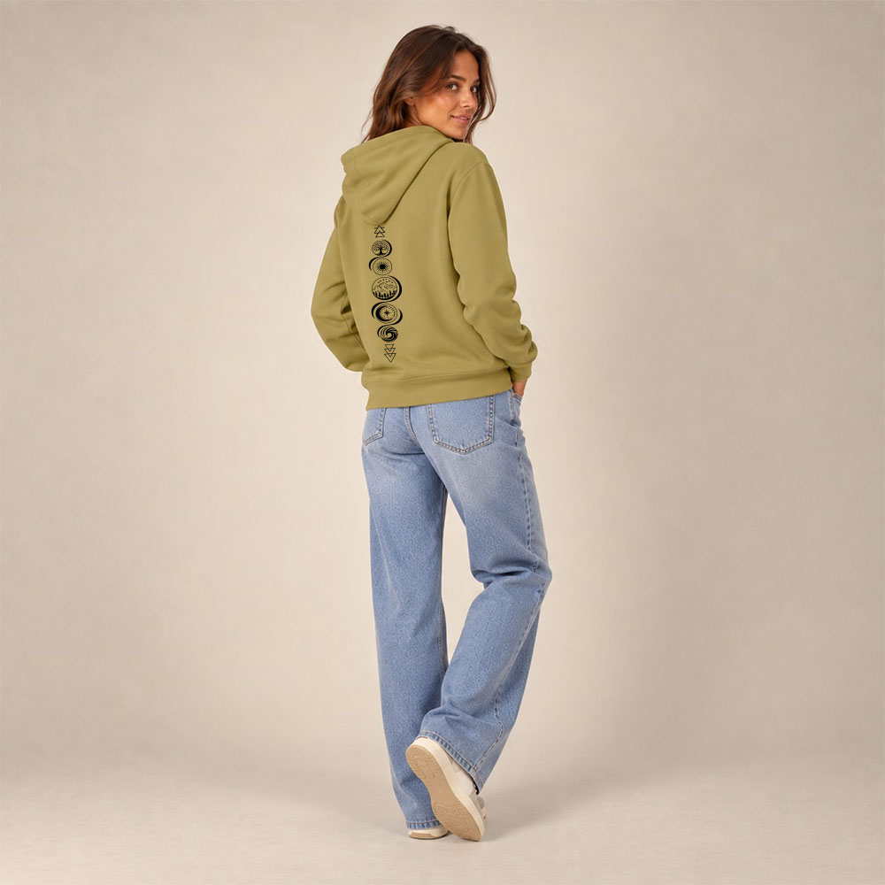 Sweat femme à capuche en coton biologique couleur olive avec le dessin de chaque élément de la nature, la sérigraphie est de couleur noir. Vue de dos.