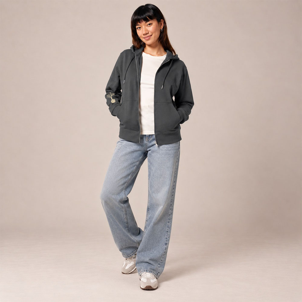 Sweat unisexe coton bio anthracite Cinq Eléments – Ardecho07 Sweat avec capuche et fermeture éclaire pour femme en coton biologique de couleur anthracite. Le logo de la marque est imprimé en beige sur la manche, un arbre sur une planète et un homme qui monte à l'arbre.