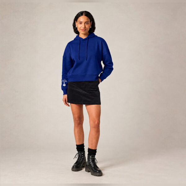 Sweat avec capuche femme en coton biologique de couleur bleu roi avec le dessin de la marque sur la manche représentant un arbre sur une planète et une personne qui monte dans l'arbre. Sérigraphie argenté, Vue de face.