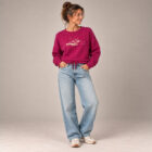 Sweat femme en coton biologique de couleur framboise avec le dessin d'une montagne et écrit silence, la sérigraphie est de couleur beige.