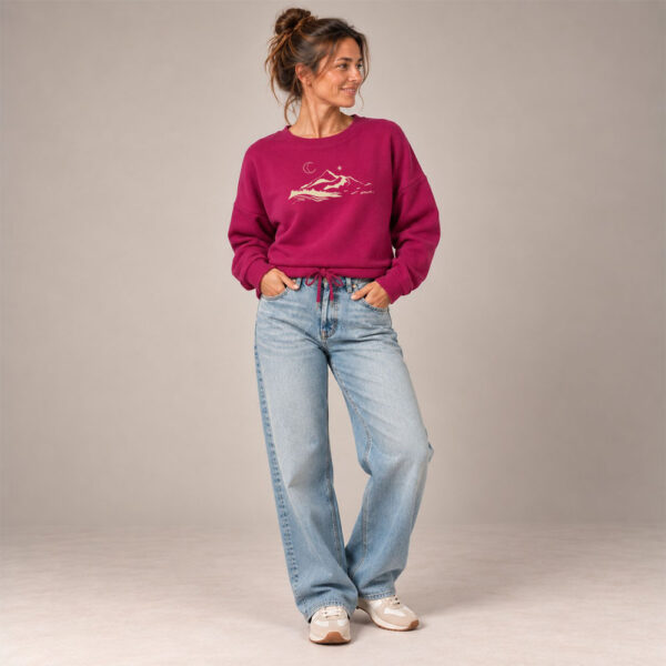 Sweat femme en coton biologique de couleur framboise avec le dessin d'une montagne et écrit silence, la sérigraphie est de couleur beige.