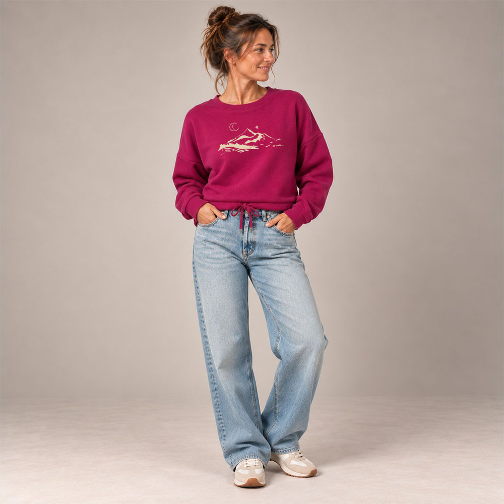 Sweat femme coton bio framboise Silence – Ardecho07 Sweat femme en coton biologique de couleur framboise avec le dessin d'une montagne et écrit silence, la sérigraphie est de couleur beige.