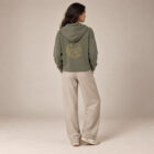 Sweat coton bio femme avec une capuche couleur kaki et le dessin du yin et du yang de la nature, d'un coté les montagnes et de l'autre la mer. Sérigraphie de couleur doré. Vue de dos.
