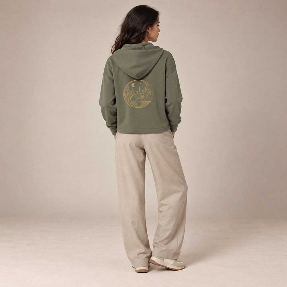 Sweat coton bio femme avec une capuche couleur kaki et le dessin du yin et du yang de la nature, d'un coté les montagnes et de l'autre la mer. Sérigraphie de couleur doré. Vue de dos.