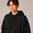 Sweat avec capuche femme en coton biologique de couleur noir, zoom de face sur le sweat.