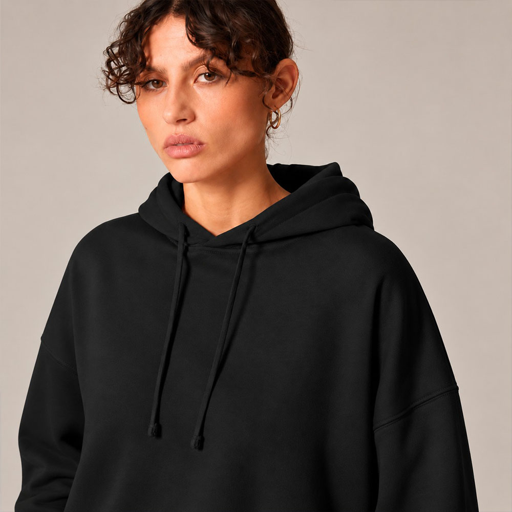 Sweat avec capuche femme en coton biologique de couleur noir, zoom de face sur le sweat.