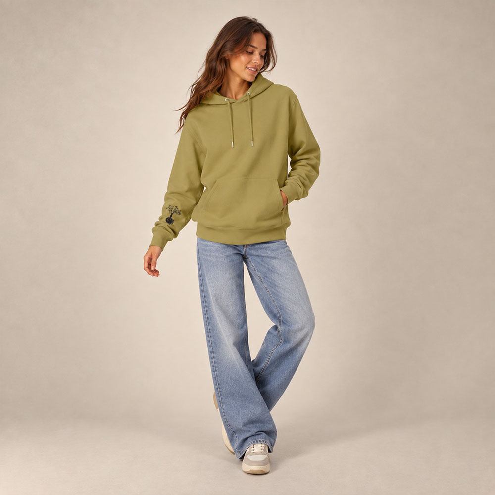 Sweat unisexe coton bio olive Nature – Ardecho07 Sweat femme à capuche en coton biologique couleur olive avec le dessin du logo de la marque qui représente un arbre sur une planète et une personne qui monte à l'arbre. Poche kangourou, le dessin est sur la manche de couleur noir.