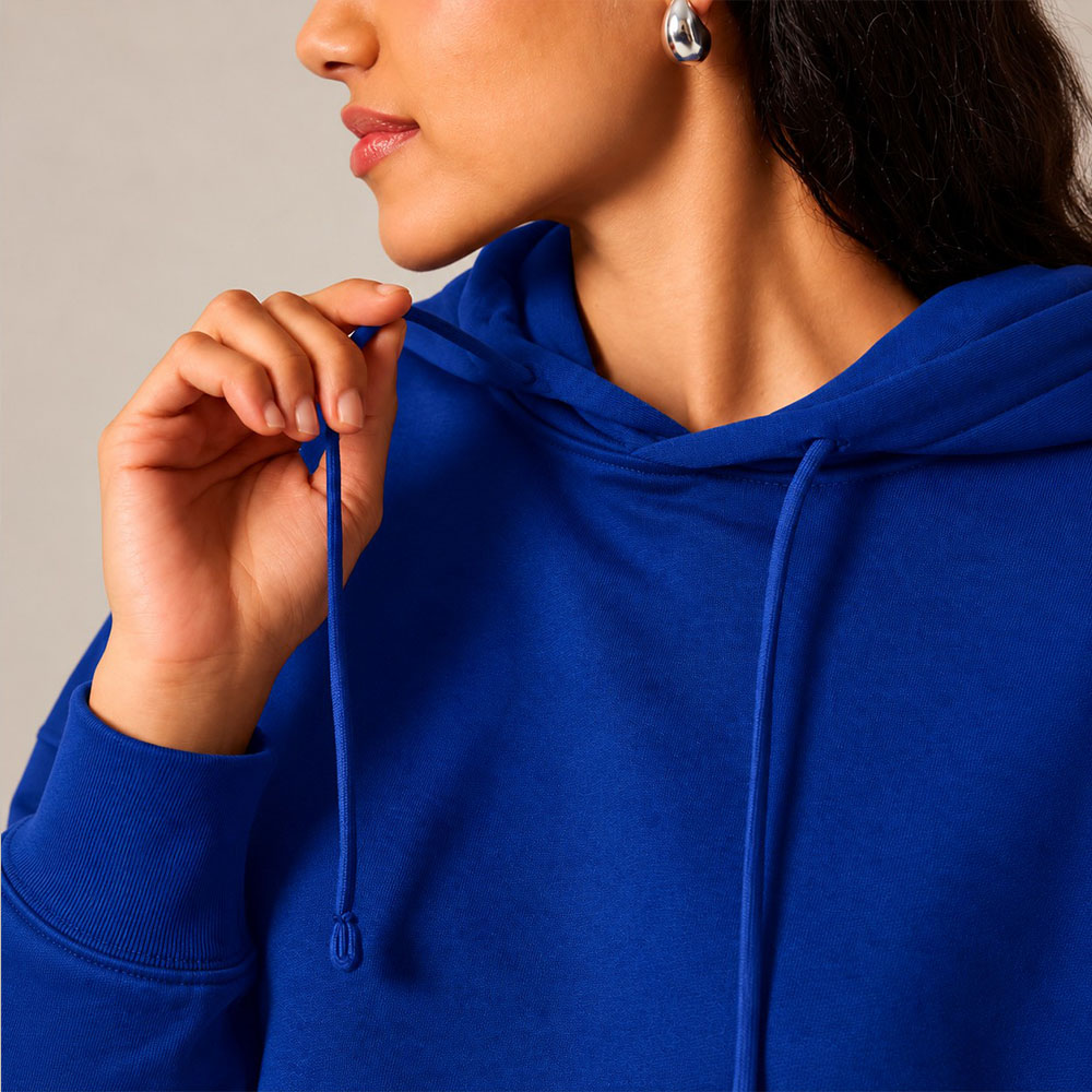 Sweat avec capuche femme en coton biologique de couleur bleu roi, zoom de face sur le sweat.
