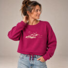 Sweat femme en coton biologique de couleur framboise avec le dessin d'une montagne et écrit silence, la sérigraphie est de couleur beige.