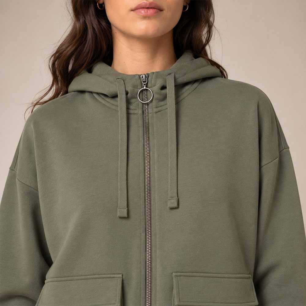 Sweat coton bio femme avec une capuche couleur kaki et une fermeture éclaire. Vue de face avec zoom sur la veste.