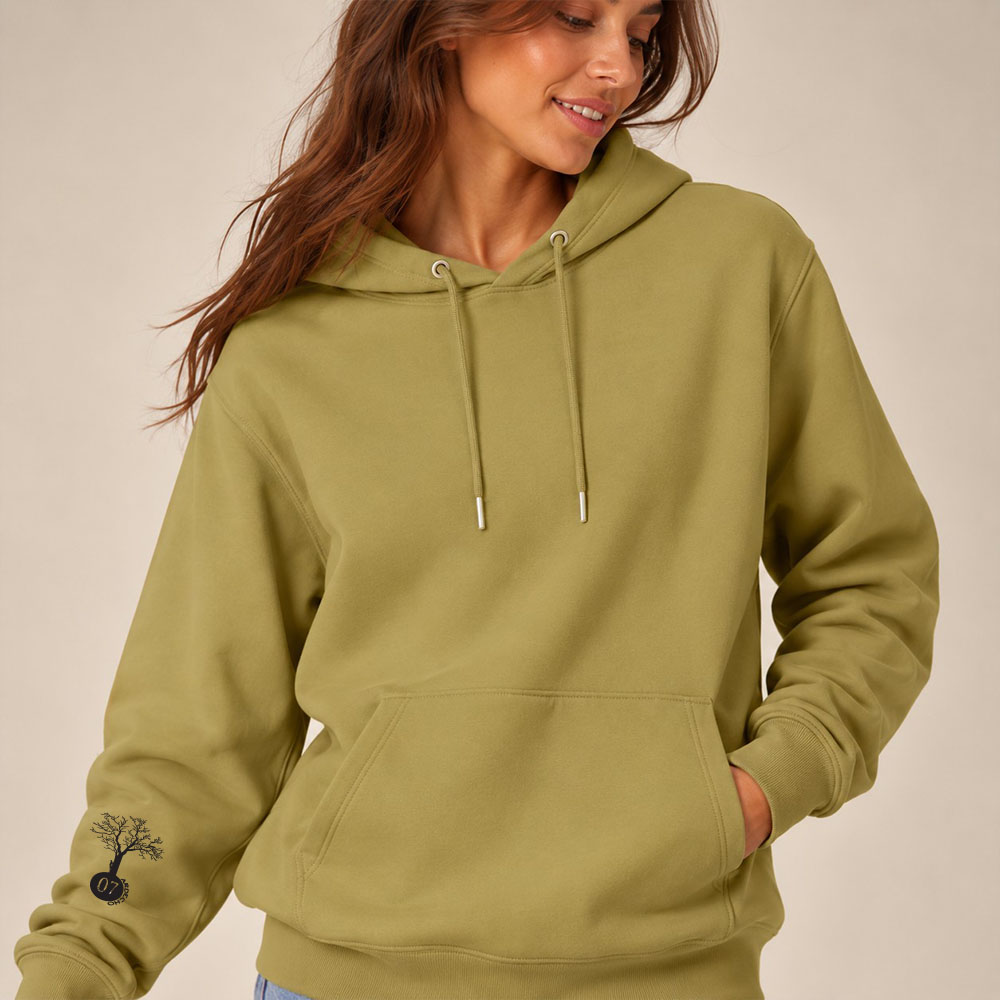 Sweat femme à capuche en coton biologique couleur olive avec le dessin du logo de la marque qui représente un arbre sur une planète et une personne qui monte à l'arbre. Poche kangourou, le dessin est sur la manche de couleur noir. Zoom sur le sweat.