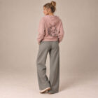 Sweat coton bio femme avec une capuche couleur rosé et le dessin du yin et du yang de la nature, d'un coté les montagnes et de l'autre la mer. Sérigraphie de couleur noir. Vue de dos.