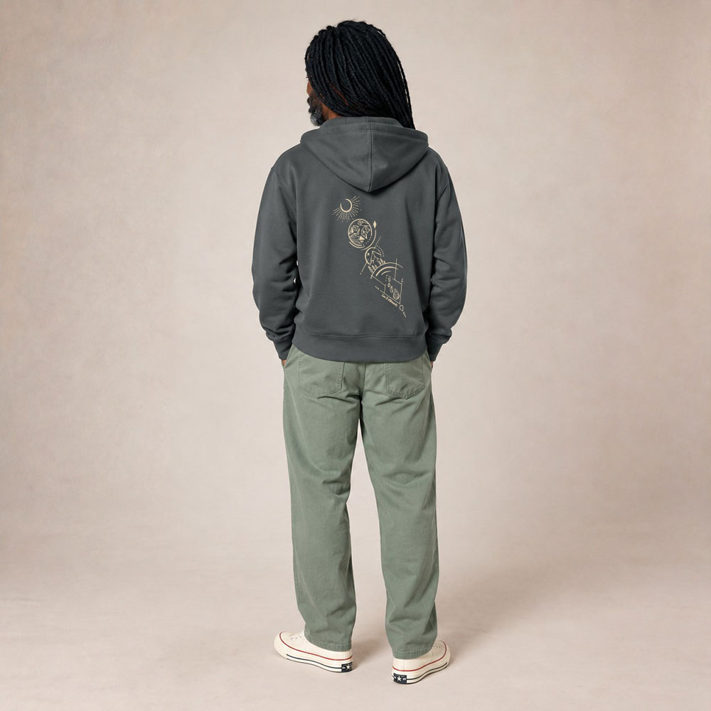 Sweat avec capuche pour homme en coton biologique de couleur anthracite avec un dessin dans le dos représentant les cinq éléments. La sérigraphie est de couleur beige. vue de dos.