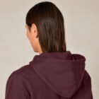Sweat homme à capuche en coton biologique couleur aubergine. Zoom sur la capuche.