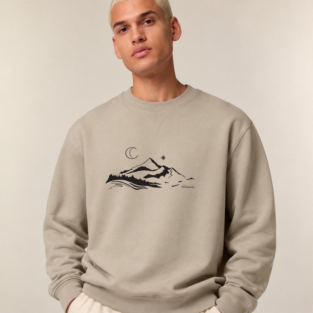 Sweat homme en coton biologique de couleur greige. avec la sérigraphie d'une montagne et écrit silence de couleur noir. Zoom sur le sweat.