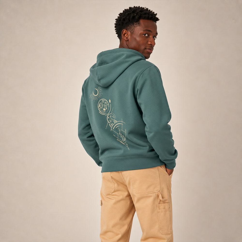 Sweat avec capuche pour homme en coton biologique de couleur vert jade avec un dessin dans le dos représentant les cinq éléments. La sérigraphie est de couleur beige. Vue de dos.