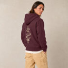 Sweat homme à capuche en coton biologique couleur aubergine avec le dessin de chaque élément de la nature, la sérigraphie est de couleur beige. Vue de dos.