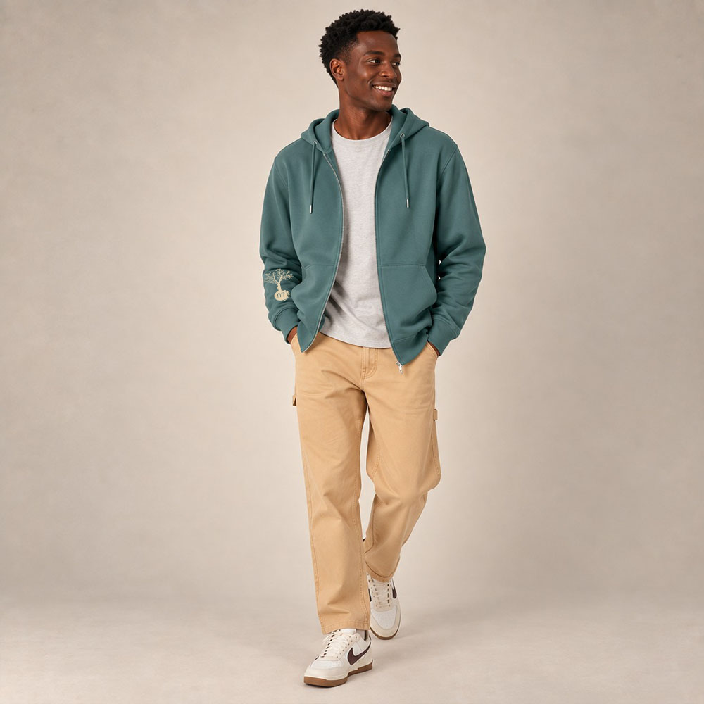 Sweat unisexe coton bio vert jade Cinq Eléments – Ardecho07 Sweat avec capuche et fermeture éclaire pour homme en coton biologique de couleur vert jade. Le logo de la marque est imprimé en beige sur la manche, un arbre sur une planète et un homme qui monte à l'arbre.