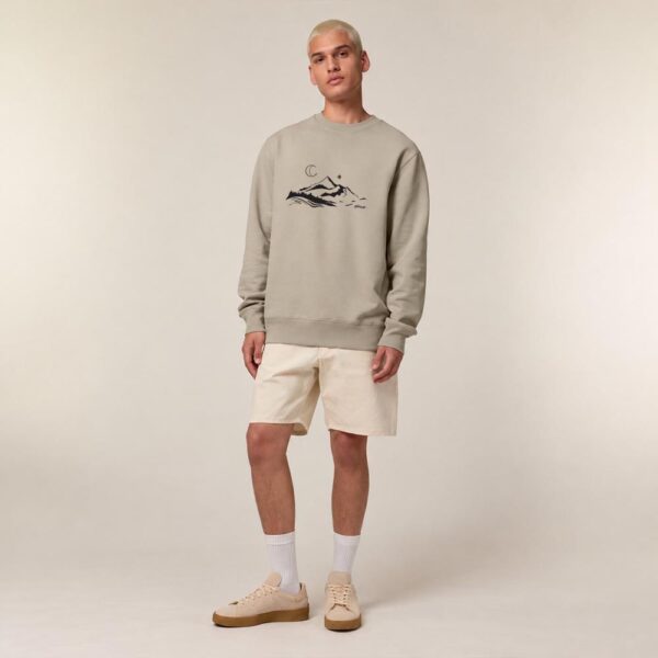 Sweat homme en coton biologique de couleur greige. avec la sérigraphie d'une montagne et écrit silence de couleur noir.