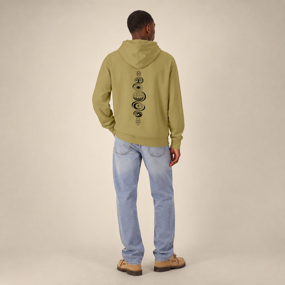 Sweat homme à capuche en coton biologique couleur olive avec le dessin de chaque élément de la nature, la sérigraphie est de couleur noir. Vue de dos.
