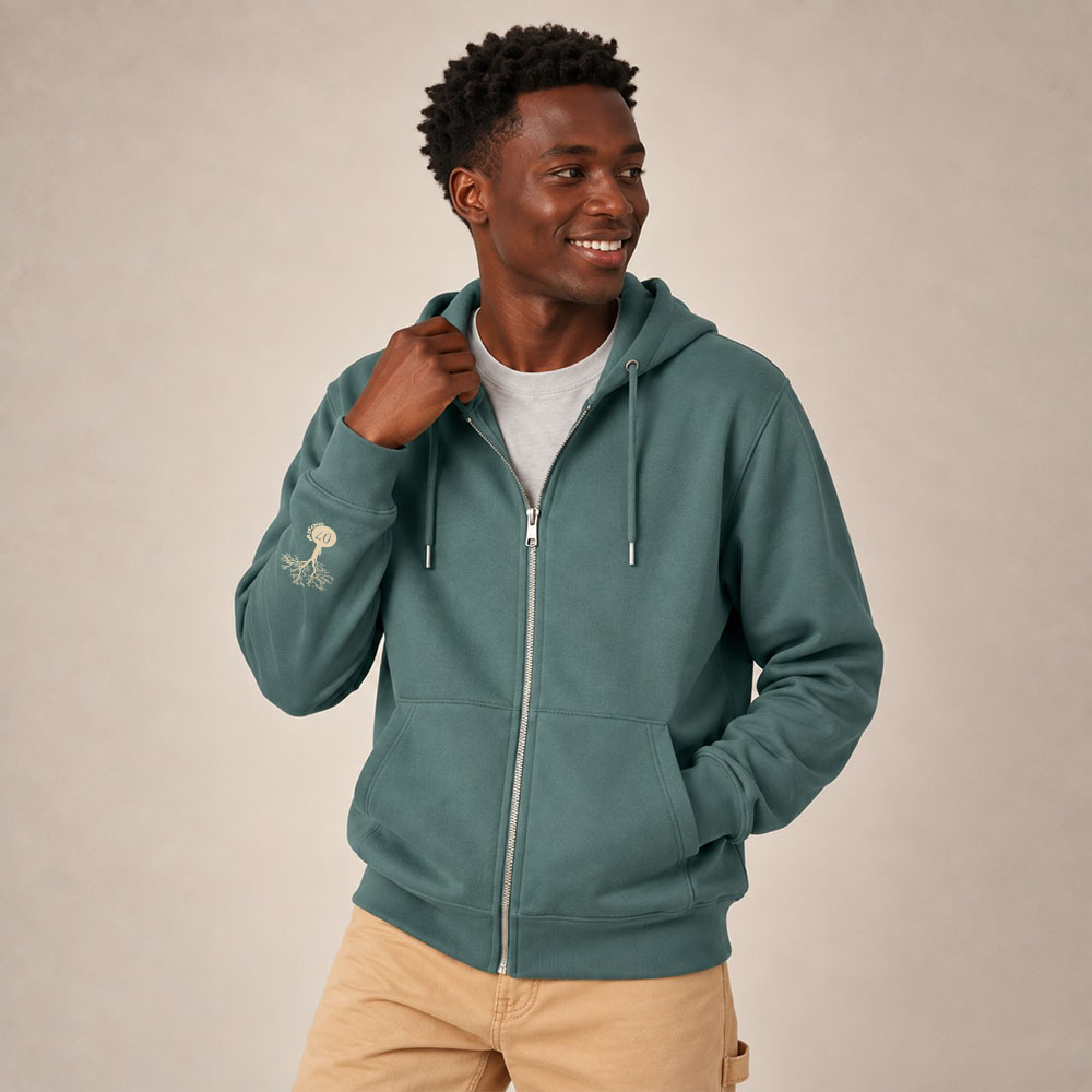 Sweat avec capuche et fermeture éclaire pour homme en coton biologique de couleur vert jade. Le logo de la marque est imprimé en beige sur la manche, un arbre sur une planète et un homme qui monte à l'arbre. Zoom sur la veste.