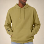 Sweat homme à capuche en coton biologique couleur olive avec le dessin du logo de la marque qui représente un arbre sur une planète et une personne qui monte à l'arbre. Poche kangourou, le dessin est sur la manche de couleur noir. Zoom sur le sweat.