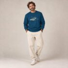 Sweat homme en coton biologique de couleur bleu denim. avec la sérigraphie d'une montagne et écrit silence de couleur beige.