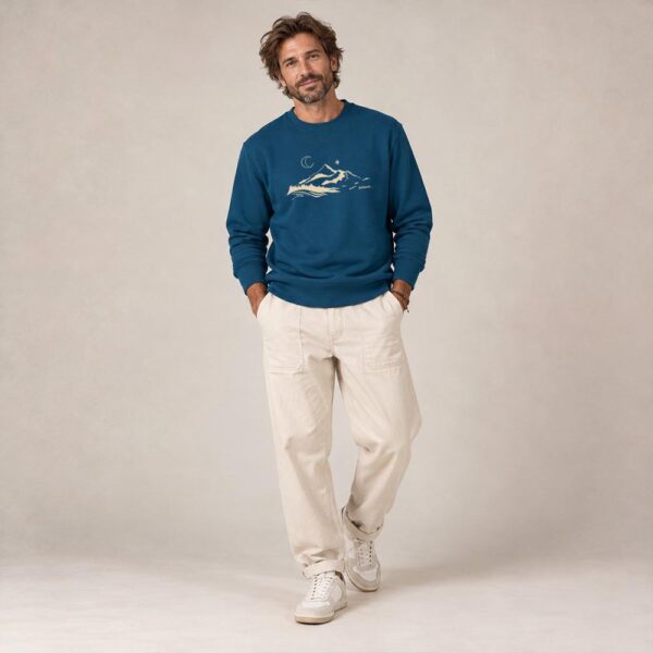 Sweat homme en coton biologique de couleur bleu denim. avec la sérigraphie d'une montagne et écrit silence de couleur beige.
