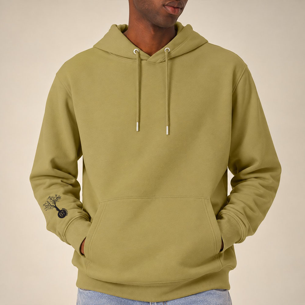 Sweat homme à capuche en coton biologique couleur olive avec le dessin du logo de la marque qui représente un arbre sur une planète et une personne qui monte à l'arbre. Poche kangourou, le dessin est sur la manche de couleur noir. Zoom sur le sweat.