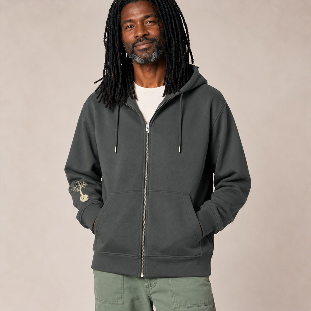 Sweat avec capuche et fermeture éclaire pour homme en coton biologique de couleur anthracite. Le logo de la marque est imprimé en beige sur la manche, un arbre sur une planète et un homme qui monte à l'arbre. Zoom sur la veste.