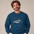 Sweat homme en coton biologique de couleur bleu denim. avec la sérigraphie d'une montagne et écrit silence de couleur beige. Zoom sur le sweat.