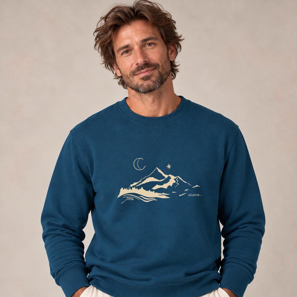 Sweat homme en coton biologique de couleur bleu denim. avec la sérigraphie d'une montagne et écrit silence de couleur beige. Zoom sur le sweat.