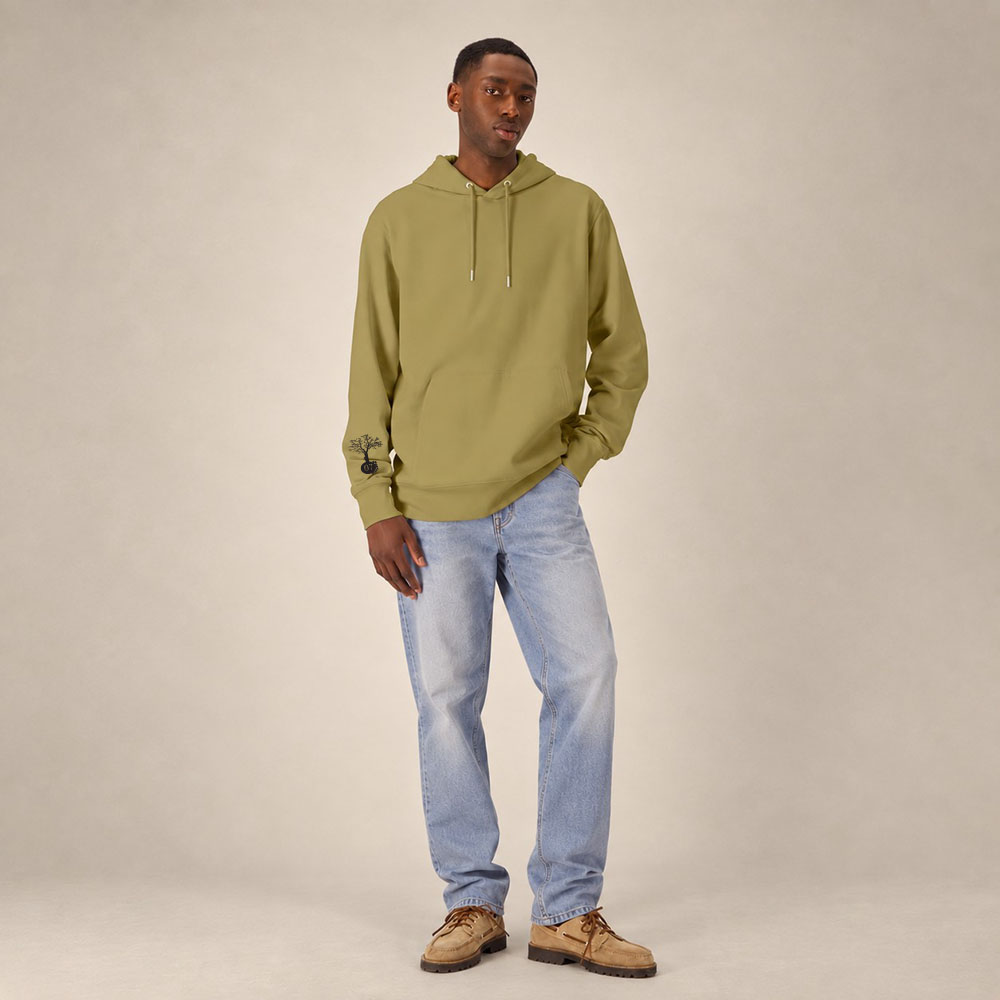 Sweat homme à capuche en coton biologique couleur olive avec le dessin du logo de la marque qui représente un arbre sur une planète et une personne qui monte à l'arbre. Poche kangourou, le dessin est sur la manche de couleur noir.