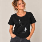 T-shirt femme à manche courte en coton biologique couleur noir avec le dessin d'une personne sur la branche d'un arbre tenant la lune par un cerf volant. La couleur de la sérigraphie est argenté. Zoom sur le t-shirt.