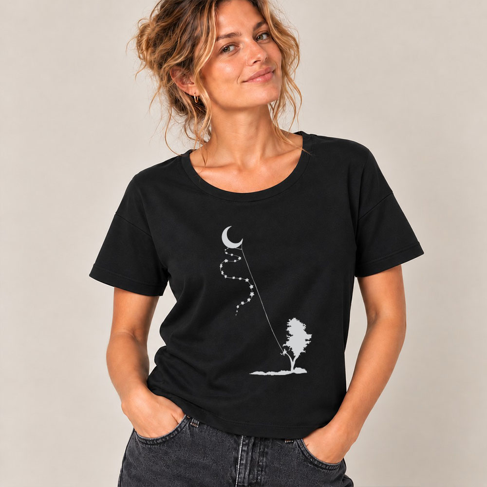T-shirt femme à manche courte en coton biologique couleur noir avec le dessin d'une personne sur la branche d'un arbre tenant la lune par un cerf volant. La couleur de la sérigraphie est argenté. Zoom sur le t-shirt.