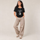 T-shirt femme manche courte en coton biologique couleur noir avec le dessin d'un arbre sur une planète et sérigraphie de couleur argenté.