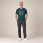 T-shirt homme manche courte en coton biologique couleur vert sapin avec le dessin d'un yin et yang de la nature, d'un coté les montagnes et de l'autre la plage la sérigraphie est de couleur beige.