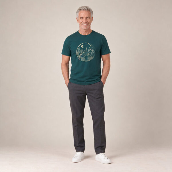 T-shirt homme manche courte en coton biologique couleur vert sapin avec le dessin d'un yin et yang de la nature, d'un coté les montagnes et de l'autre la plage la sérigraphie est de couleur beige.