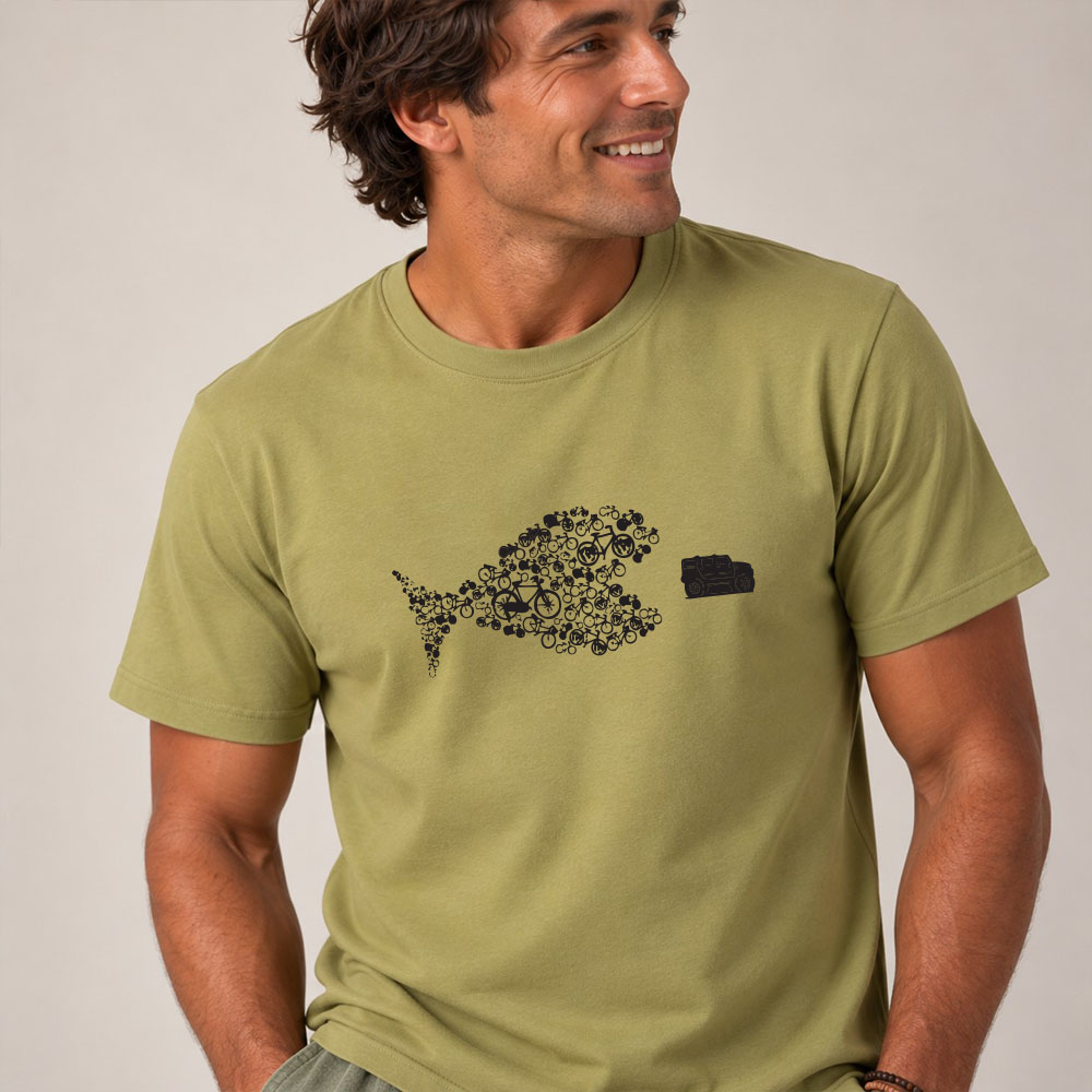 T-shirt homme manche courte en coton biologique couleur olive avec le dessin d'un poisson en forme de vélo qui mange un 4x4 avec une sérigraphie noir. Zoom sur le t-shirt.