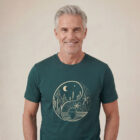 T-shirt homme manche courte en coton biologique couleur vert sapin avec le dessin d'un yin et yang de la nature, d'un coté les montagnes et de l'autre la plage la sérigraphie est de couleur beige. Zoom sur le t-shirt.