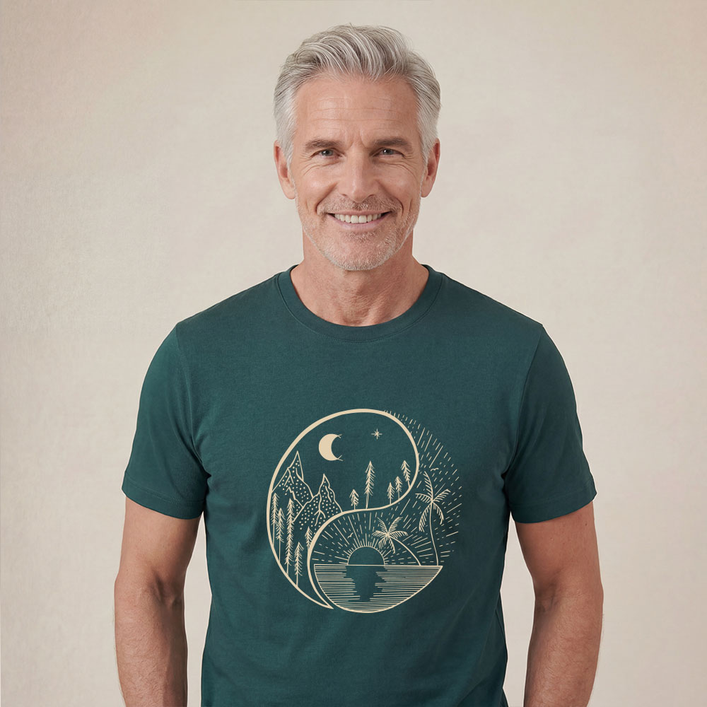 T-shirt homme manche courte en coton biologique couleur vert sapin avec le dessin d'un yin et yang de la nature, d'un coté les montagnes et de l'autre la plage la sérigraphie est de couleur beige. Zoom sur le t-shirt.