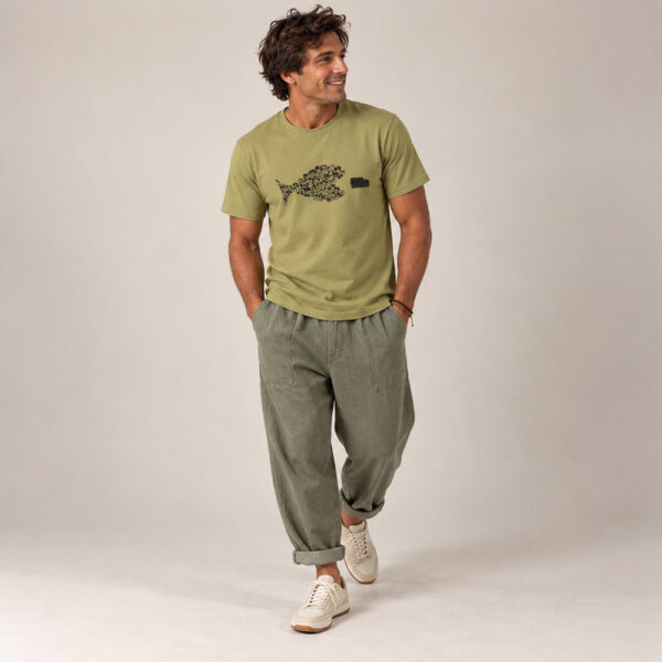 T-shirt homme manche courte en coton biologique couleur olive avec le dessin d'un poisson en forme de vélo qui mange un 4x4 avec une sérigraphie noir.