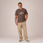 T-shirt homme manche courte en coton biologique couleur mocha avec le dessin d'un poisson en forme de vélo qui mange un 4x4 avec une sérigraphie beige.