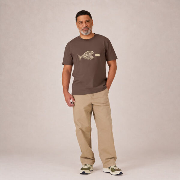 T-shirt homme manche courte en coton biologique couleur mocha avec le dessin d'un poisson en forme de vélo qui mange un 4x4 avec une sérigraphie beige.