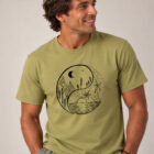 T-shirt homme manche courte en coton biologique couleur olive avec le dessin d'un yin et yang de la nature, d'un coté les montagnes et de l'autre la plage la sérigraphie est de couleur noir. Zoom sur le t-shirt.