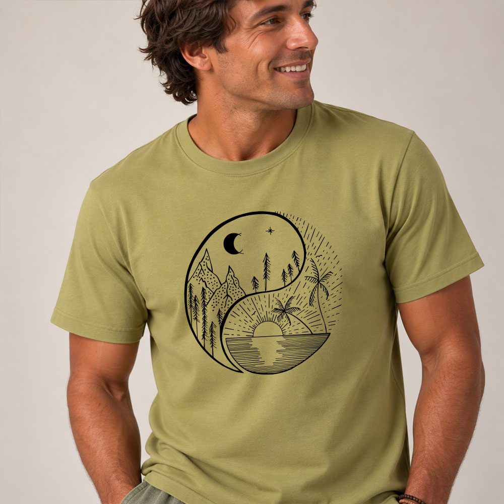 T-shirt homme manche courte en coton biologique couleur olive avec le dessin d'un yin et yang de la nature, d'un coté les montagnes et de l'autre la plage la sérigraphie est de couleur noir. Zoom sur le t-shirt.