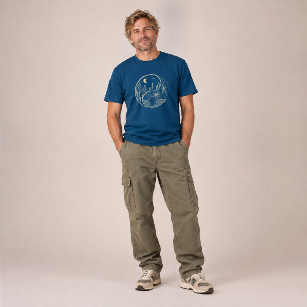 T-shirt homme manche courte en coton biologique couleur bleu denim avec le dessin d'un yin et yang de la nature, d'un coté les montagnes et de l'autre la plage la sérigraphie est de couleur beige.